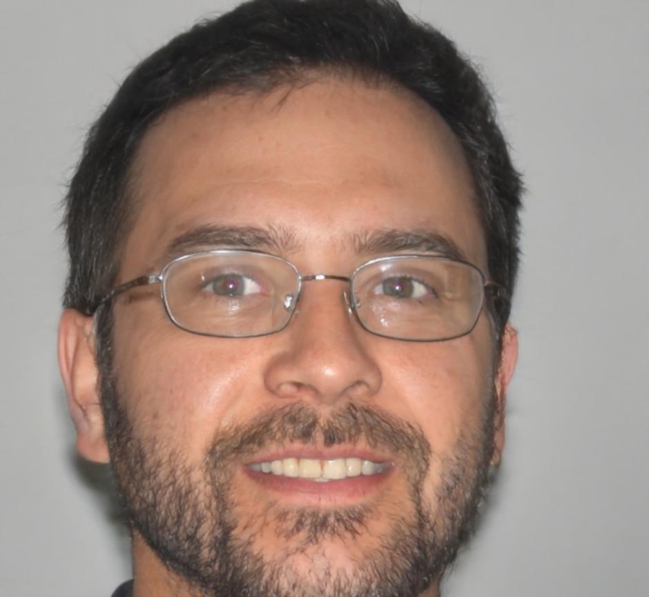Porträtfoto von Thomas Bergstein, freundlicher Finanzexperte mit dunklem Haar
